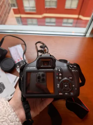 Canon EOS 1100D Cámara Digital + Accesorios