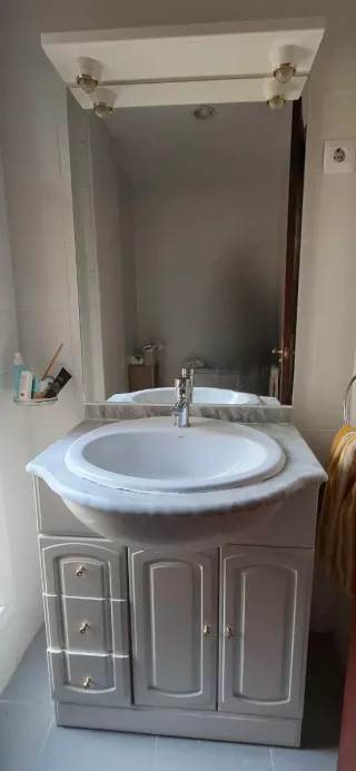 Mueble de baño con lavabo y espejo