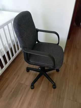 Silla de oficina gris con ruedas