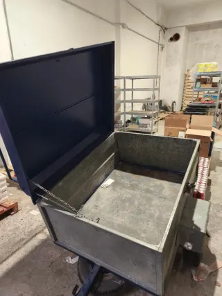 Remolque ligero, con tapa y cartilla verde.