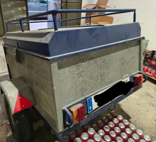 Remolque ligero, con tapa y cartilla verde.