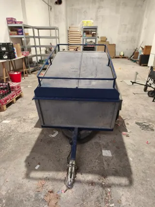 Remolque ligero, con tapa y cartilla verde.