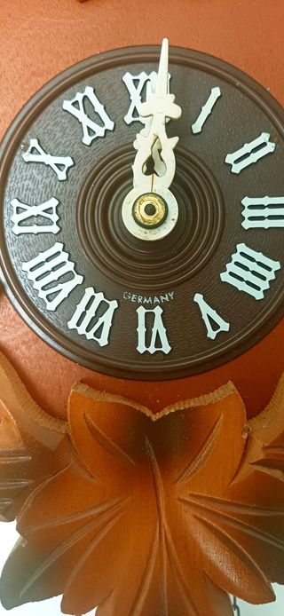 Orologio a cucù in legno intagliato