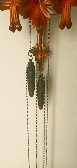 Orologio a cucù in legno intagliato