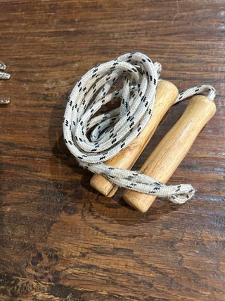 Comba de cuerda con mangos de madera