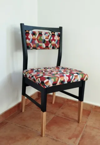 Silla vintage con tapizado geométrico