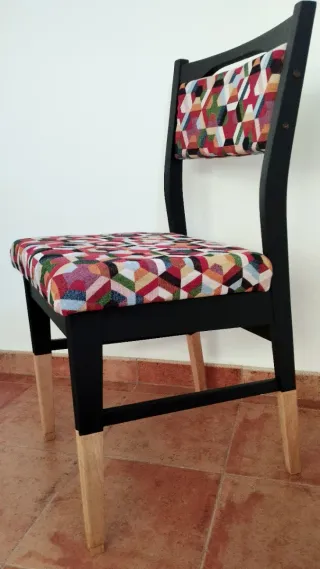 Silla vintage con tapizado geométrico