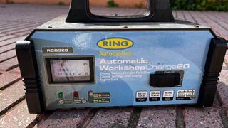 Cargador Batería Coche RC8380