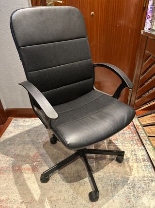 Silla de escritorio negra con ruedas