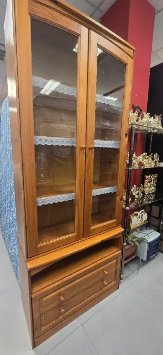 Vitrina de pino con puertas de cristal