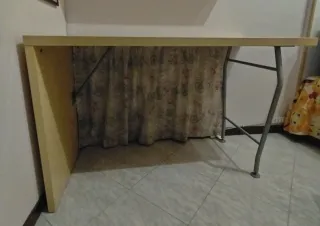 Scrivania in legno e metallo