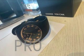 Reloj Negro para Mujer con Correa de Silicona
