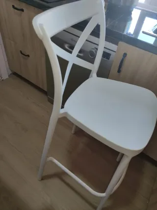 Sillas altas blancas de plástico