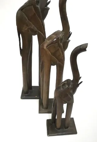 Conjunto de elefantes grandes étnicos de madera