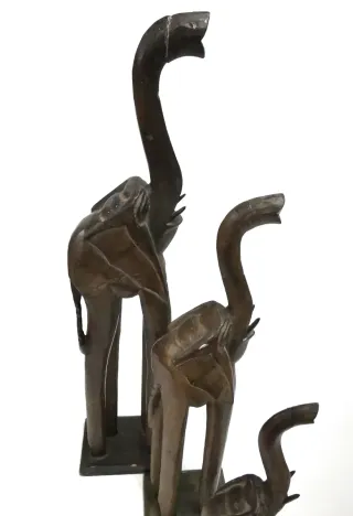 Conjunto de elefantes grandes étnicos de madera