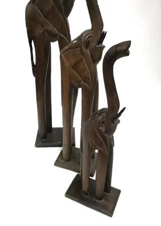 Conjunto de elefantes grandes étnicos de madera