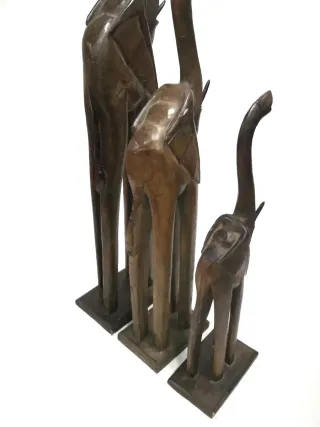 Conjunto de elefantes grandes étnicos de madera