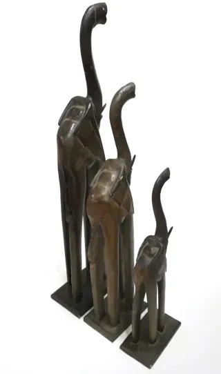 Conjunto de elefantes grandes étnicos de madera