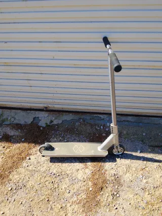 Patinete, scooter plateado