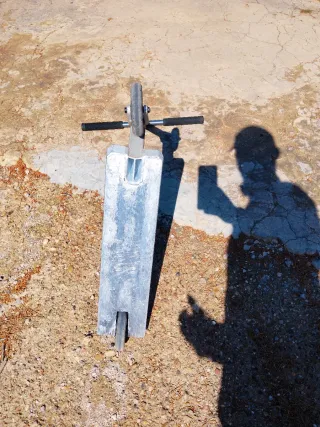 Patinete, scooter plateado