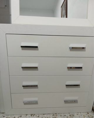 Cómoda y espejo blanco y plateado