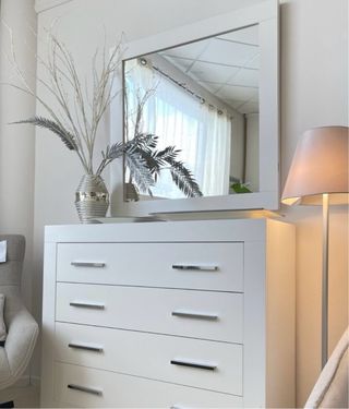 Cómoda y espejo blanco y plateado