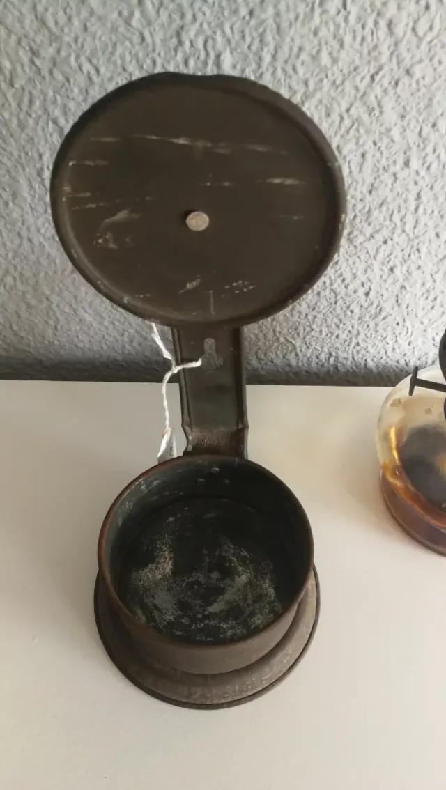 Lámpara de aceite antigua