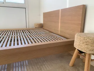 Estructura de cama de madera con somier