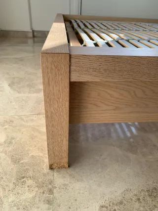 Estructura de cama de madera con somier