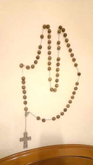 Rosario de madera con cruz plateada