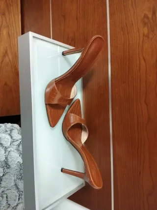 Sandalia mule marrón sin estrenar