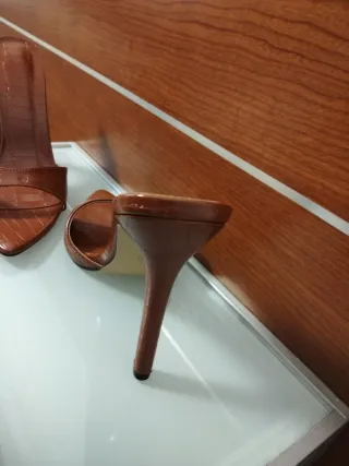 Sandalia mule marrón sin estrenar