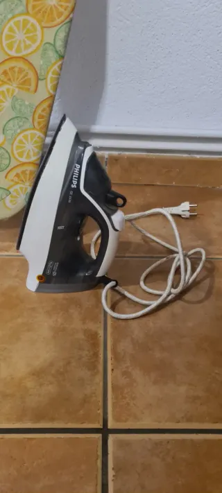 Tabla de planchar + plancha marca Philips.