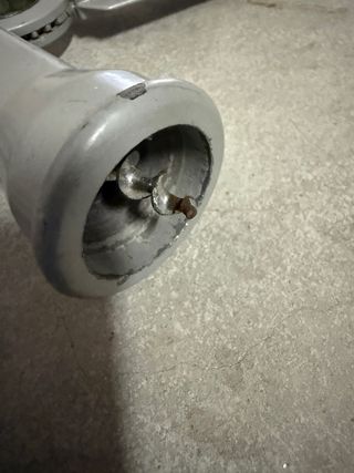 Apribottiglie grigio metallo e plastica