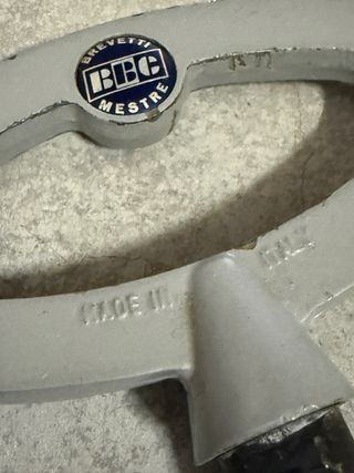 Apribottiglie grigio metallo e plastica