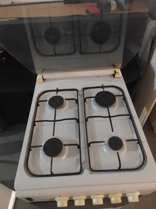 Cocina de gas blanca con horno