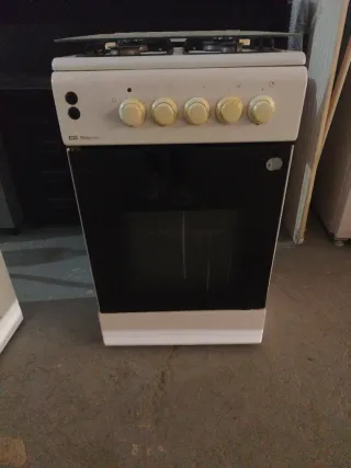 Cocina de gas blanca con horno