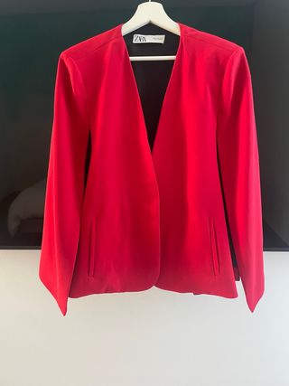 Chaqueta capa roja Zara