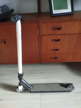 Patinete infantil blanco y negro