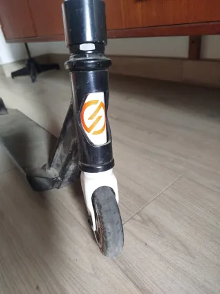 Patinete infantil blanco y negro