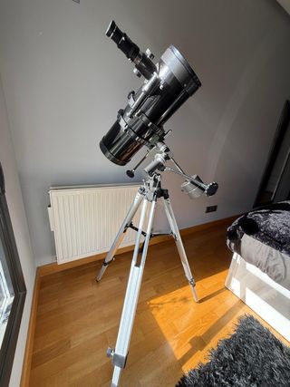 Telescopio astronomico reflector con tripode
