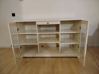 Cómoda armario blanco con puertas de cristal