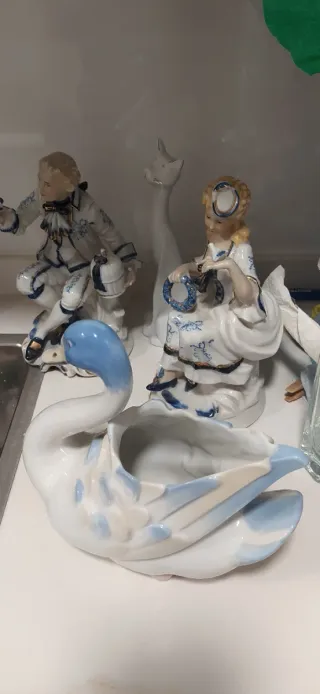 Conjunto figuras porcelana cisne y pareja