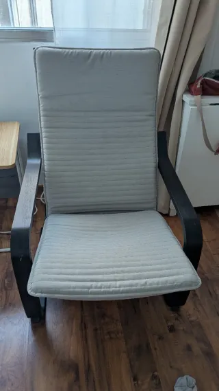 Sillón Ikea gris y madera