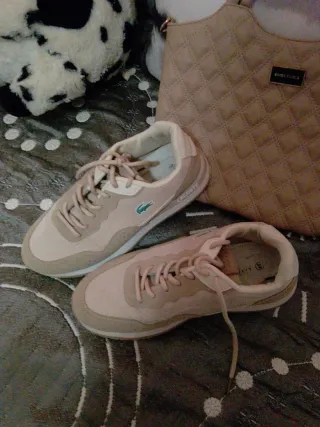 Bolso y zapatillas deportivas Lacoste beige