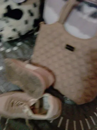 Bolso y zapatillas deportivas Lacoste beige