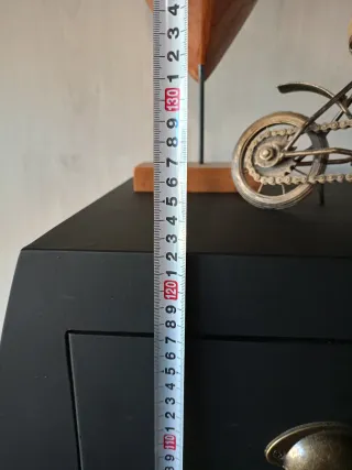 Mueble de diseño negro y dorado