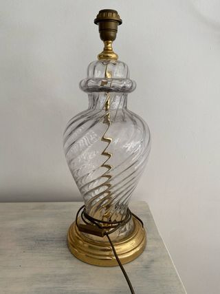 Pie de lámpara de cristal y metal dorado