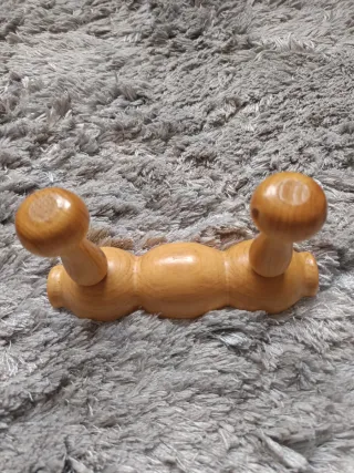 Portarrollos y percha de madera