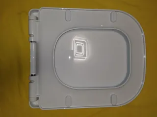 Tapa de inodoro blanca
